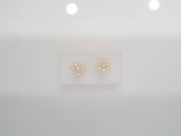 Code: ES1003
3mm and 4mm stud earrings - white
$6