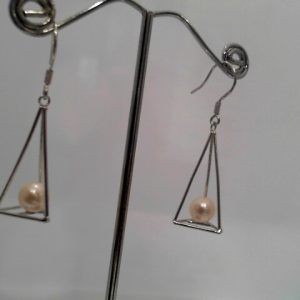 6.5mm AAA round cultured pearl and sterling silver earring6mm AAA round cultured freshwater white pearl and sterling silver. The pearls are the best luster and flawless. The side length of the two triangle are 0.5 inch by 1 inch.