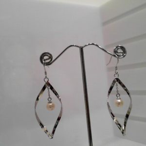 6mm AAA round cultured white pearl and sterling silver curve earring New6mm AAA round cultured freshwater white pearl and sterling silver. The pearls are the best luster and flawless. The dimension of the sterling silver curve is 35mm by 20mm.