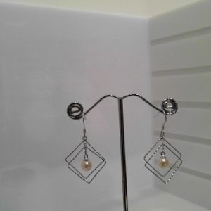 6mm AAA round cultured white pearl and sterling silver earring New6mm AAA round cultured freshwater white pearl and sterling silver. The pearls are the best luster and flawless. The side length of the sterling silver square is 17mm.