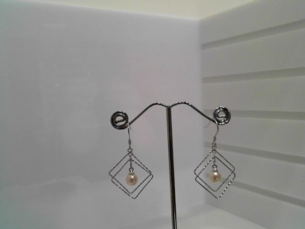 6mm AAA round cultured white pearl and sterling silver earring New
6mm AAA round cultured freshwater white pearl and sterling silver. The pearls are the best luster and flawless. The side length of the sterling silver square is 17mm.