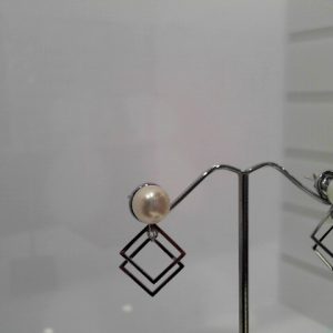 8mm white cultured pearl and sterling silver earringThis chic earring is made by 8mm cultured freshwater white pearl and sterling silver. The side length of the sterling silver square is 11.9mm.