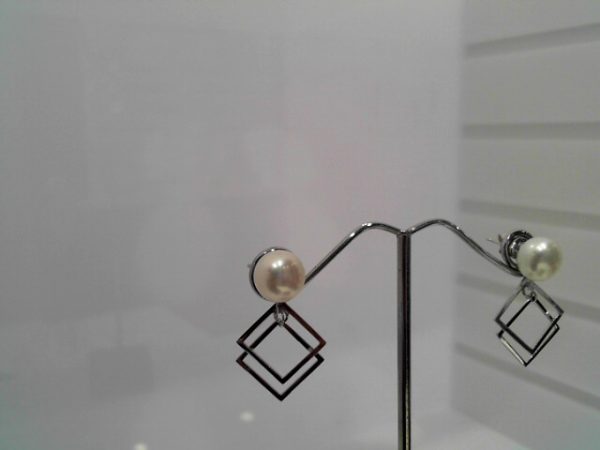 8mm white cultured pearl and sterling silver earringThis chic earring is made by 8mm cultured freshwater white pearl and sterling silver. The side length of the sterling silver square is 11.9mm.