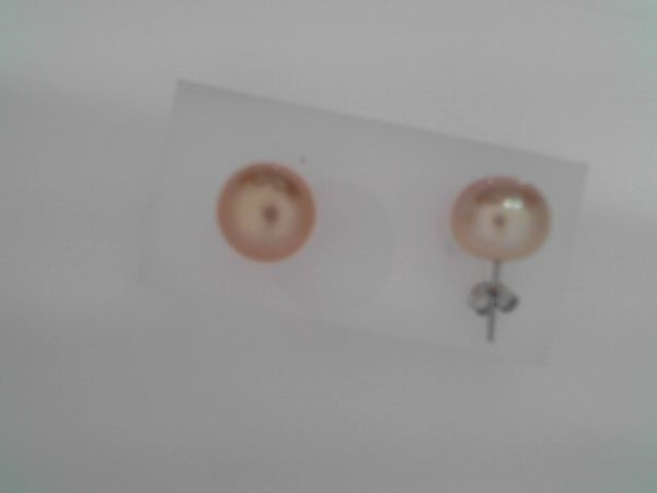 9.5-10mm Cultured pink pearl stud earrings9.5-10mm freshwater cultured pink pearl and sterling silver back and post. The pearl is in button shape with very good luster.