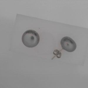 9.5-10mm Cultured gray pearl stud earrings9.5-10mm freshwater cultured gray pearl and sterling silver back and post. The pearl is in button shape with very good luster.