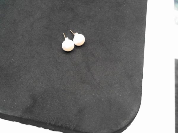 Lady's Pearl Earrings