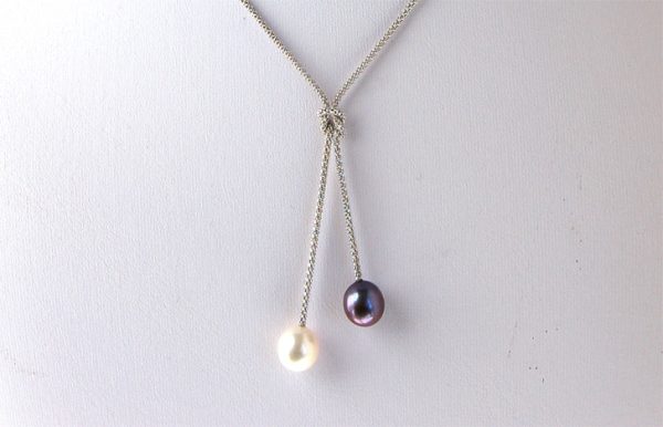 11mm cultured white and peacock pearls pendant

11mm 18 inch cultured freshwater white and peacock pearl pendant and sterling silver chain. The pearls are the best luster and flawless.