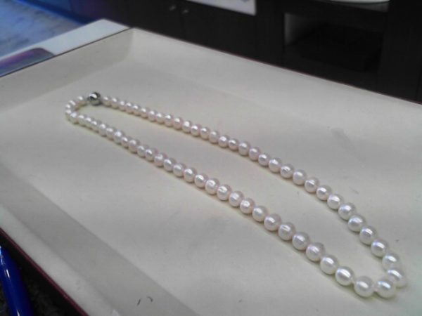 8mm 22 inch cultured white pearl with magnetic clasp
8mm 22 inch freshwater cultured white pearls necklace with magnetic clasp. Double hand-knotted with silk thread.
