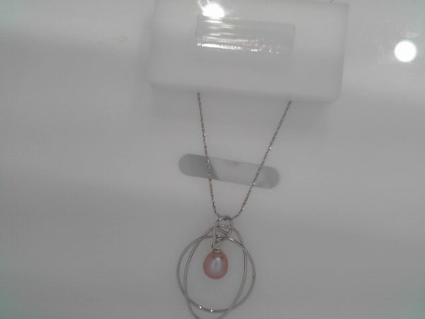 mm cultured pink pearl geo circular-oval pendant and sterling silver
7mm cultured freshwater tear drop pink pearl and sterling silver pendant. The pearl is natural color with best luster and flawless. The diameter of the sterling silver circle is 24mm an