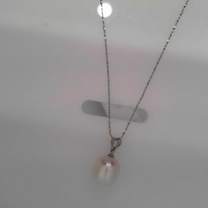 8.5mm cultured white pearl pendant8-9mm cultured freshwater white pearl pendant and sterling silver. The pearl is best luster and flawless. The chain can be selected from 16 inches and 18 inches.