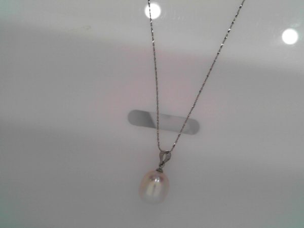 8.5mm cultured white pearl pendant8-9mm cultured freshwater white pearl pendant and sterling silver. The pearl is best luster and flawless. The chain can be selected from 16 inches and 18 inches.