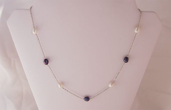 7mm 18 inch Station necklace - white and peacock

7mm cultured freshwater white and peacock pearls. The pearls are petite shape with very good luster. The chain is gold plated. Matching bracelet is BS003.