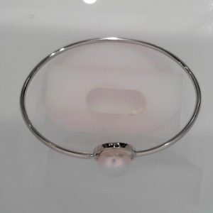 10mm White cultured pearl and sterling silver bangle NewThis delicate bangle made by 10-10.5mm cultured freshwater white pearl and rhodium finished sterling silver. The inner circumference of the bangle is 64mmX58mm. The clasp is easy to put on.