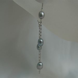 Station bracelet - 7.5inch 7mm cultured silver grey pearl7mm cultured freshwater silver grey pearls station bracelet in 7.5 inches. The pearls are lustrous. The chain is rhodium over copper. Matching with station necklace S004.