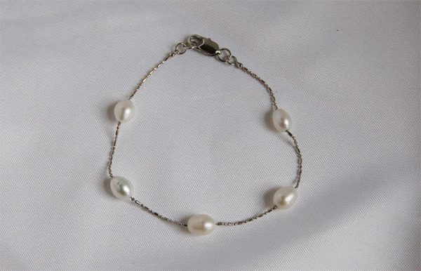 Station bracelet - 7.5inch 7mm cultured white pearl

7mm cultured white freshwater pearls station bracelet in 7.5 inches. The pearls are lustrous. The chain is rhodium over copper. Matching with station necklace S001.