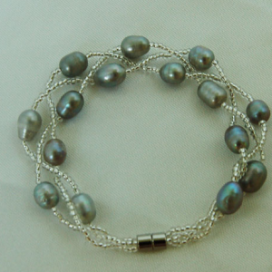 Magnetic bracelet - 7mm cultured light silver grey pearl7.5 inch 7mm cultured freshwater silver grey pearls bracelet with magnetic clasp. Matching necklace is F073.