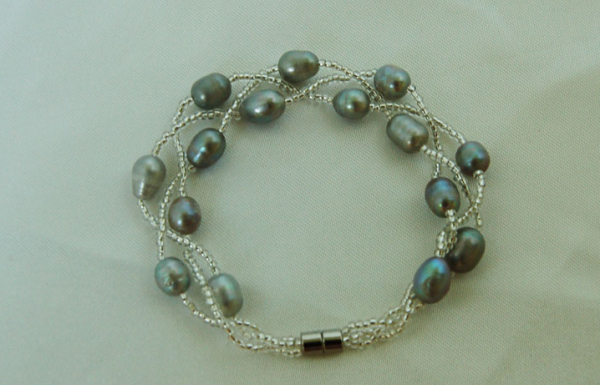 Magnetic bracelet - 7mm cultured light silver grey pearl7.5 inch 7mm cultured freshwater silver grey pearls bracelet with magnetic clasp. Matching necklace is F073.