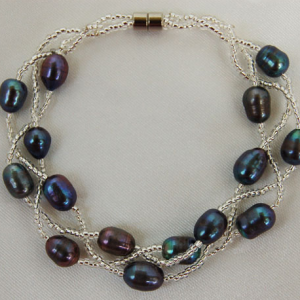 Magnetic bracelet - 7mm cultured peacock blue pearl7.5 inch cultured freshwater peacock blue pearls bracelet with magnetic clasp. Matching necklace is F074.