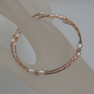 5.5mm Cultured white pearls double snake bracelet - yellow gold color wrapMade by 5.5mm freshwater cultured white rice pearls with open end. Pearls are lustrous and flawless. Yellow gold color wire. The length is flexible and fits everyone. It is dres