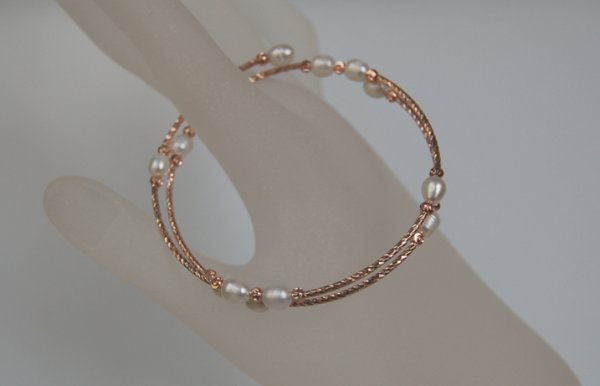 5.5mm Cultured white pearls double snake bracelet - yellow gold color wrap

Made by 5.5mm freshwater cultured white rice pearls with open end. Pearls are lustrous and flawless. Yellow gold color wire. The length is flexible and fits everyone. It is dres