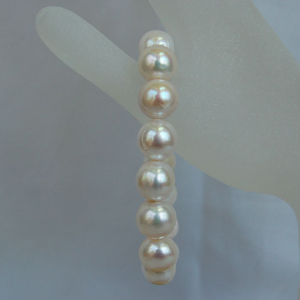 12.5-15mm cultured freshwater pearl bracelet white12.5-13.5mm 7.5-8mm cultured white freshwater pearls stretch bracelet. Pearls luster are very good.