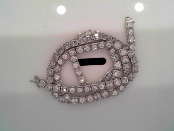 White Sterling Silver Tennis Chain Length 24"

57.2 gms