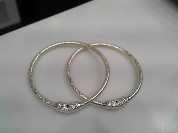 silver bangle8.1 gms