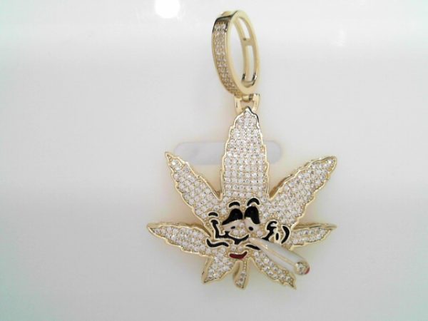 GOLD PLATED STERLING SILVER PENDANT - MJ LEAF GETTING HIGH 37.6g